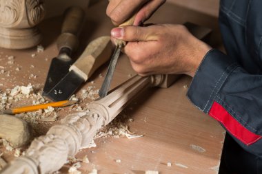 iş yerinde bir marangoz