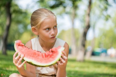 Karpuz dilimi ile çocuk