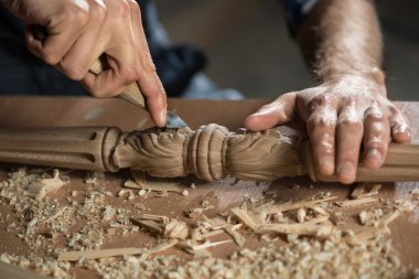 iş yerinde bir marangoz