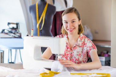 iş yerinde bir terzi