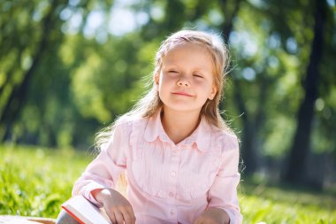 tatlı bir kız parkta