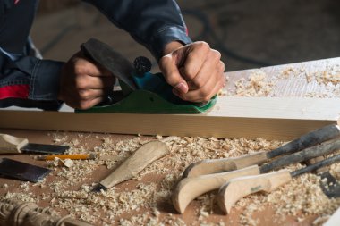 iş yerinde bir marangoz