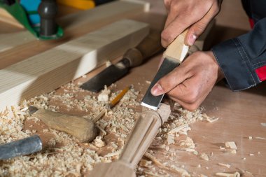 iş yerinde bir marangoz