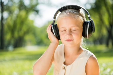 Kız müzikten hoşlanıyor