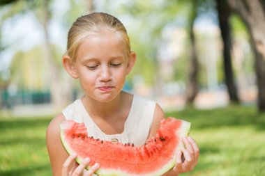 Karpuz dilimi ile çocuk