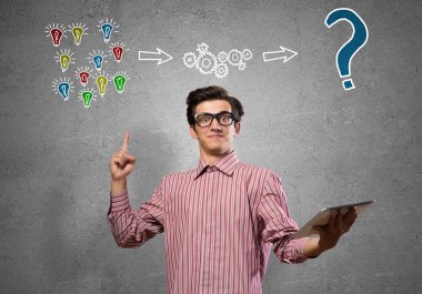 Tablet kullanan adam