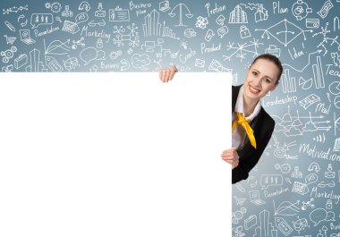 bir şeyler sunan iş kadını