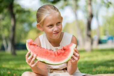 Karpuz dilimi ile çocuk