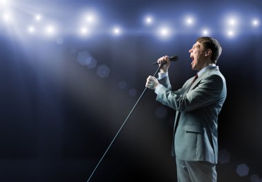 işadamı mikrofon ile