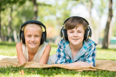 Kulaklık takmış çocuk