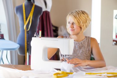 iş yerinde bir terzi