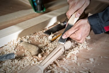 iş yerinde bir marangoz