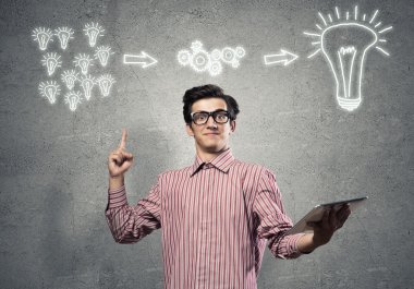 Tablet kullanan adam