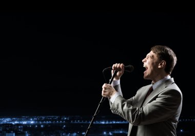 işadamı mikrofon ile