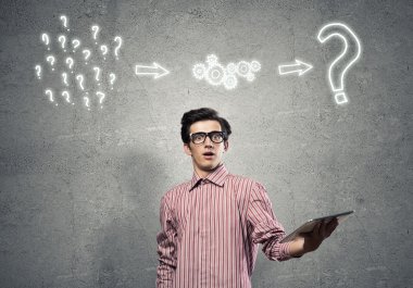 Tablet kullanan adam