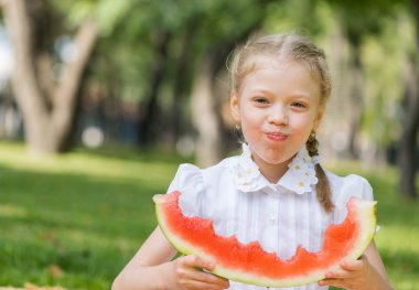 Karpuz dilimi ile çocuk
