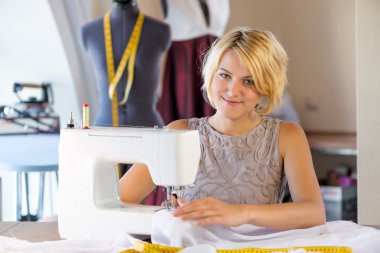 iş yerinde bir terzi