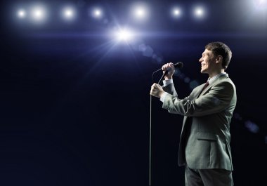 işadamı mikrofon ile