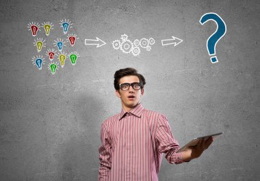 Tablet kullanan adam