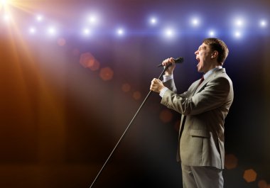 işadamı mikrofon ile