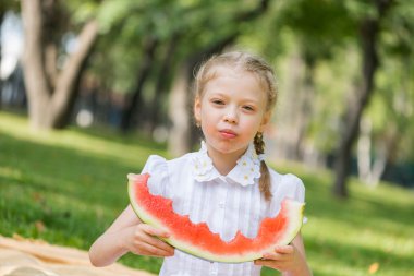 Karpuz dilimi ile çocuk