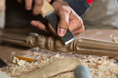 iş yerinde bir marangoz