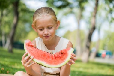 Karpuz dilimi ile çocuk