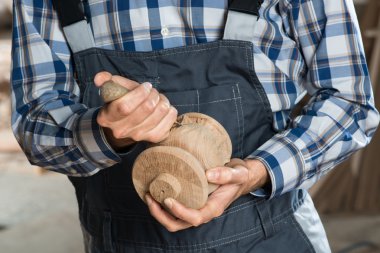 iş yerinde bir marangoz