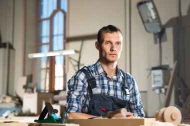 iş yerinde bir marangoz