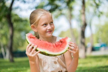 Karpuz dilimi ile çocuk