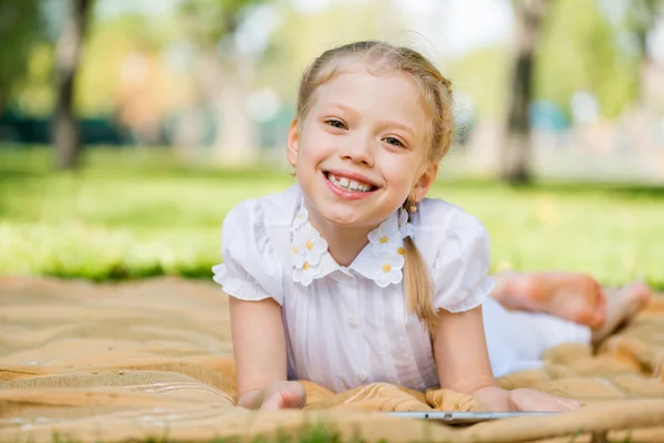 Meisje in zomer park — Stockfoto