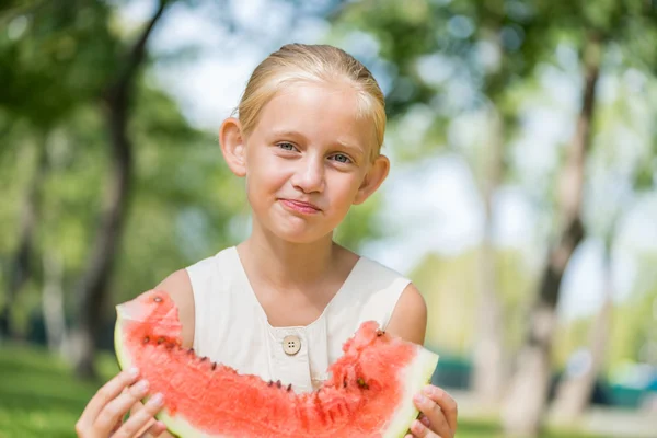 Kind mit Wassermelonenscheibe — Stockfoto