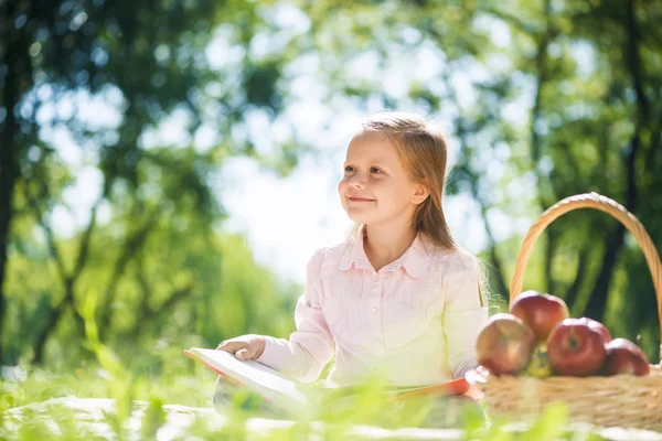 Lief meisje in park — Stockfoto