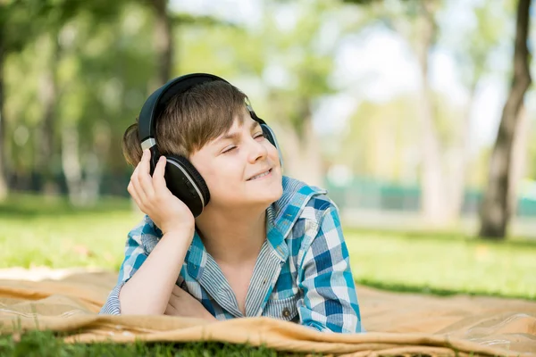 Ragazzo nel parco — Foto Stock