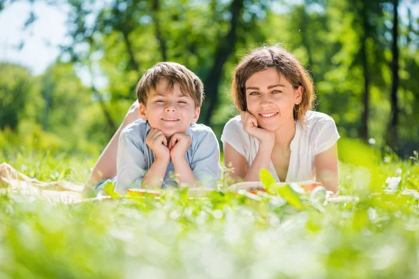 Familie in het park — Stockfoto