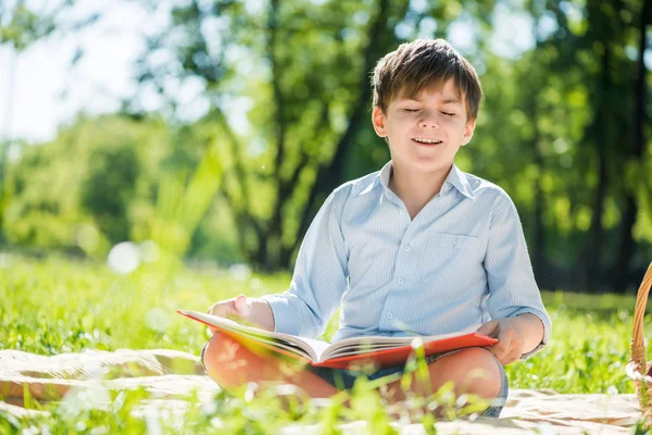 Pojke i sommaren park — Stockfoto