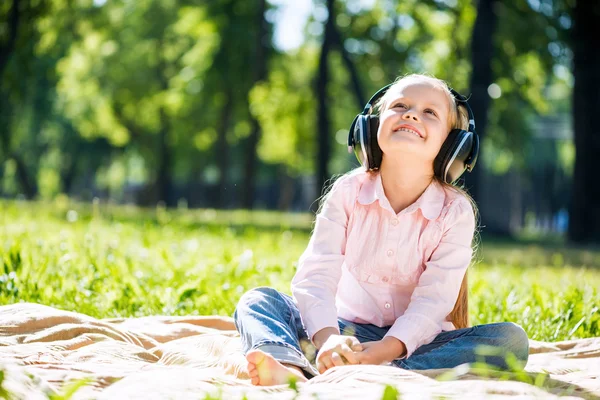 Enfant relaxant dans le parc — Photo