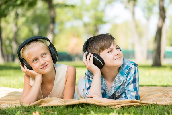 Niños con auriculares —  Fotos de Stock