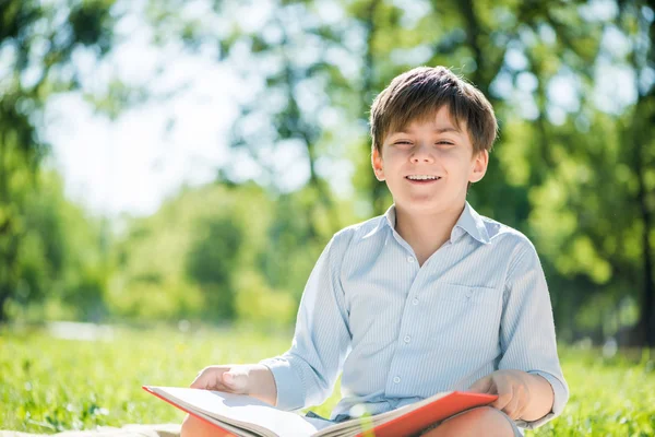 Pojke i sommaren park — Stockfoto