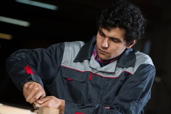 Falegname al lavoro — Foto Stock