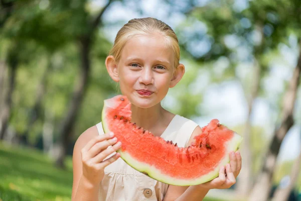 Kluk s plátkem melounu — Stock fotografie