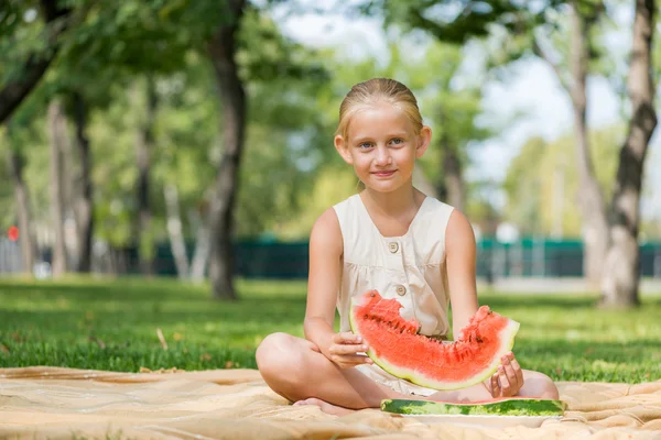 Kind mit Wassermelonenscheibe — Stockfoto