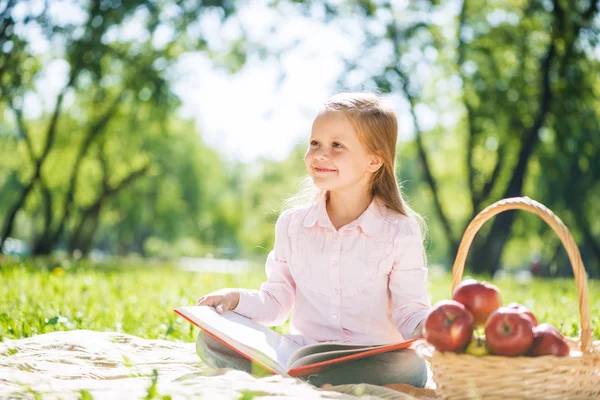 Sweet girl in park — Stock Photo, Image