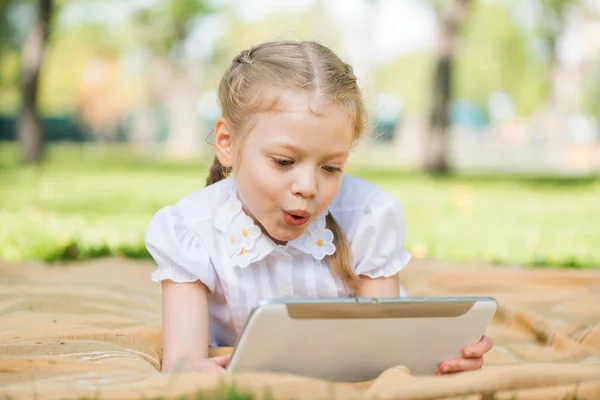 Meisje in zomer park — Stockfoto