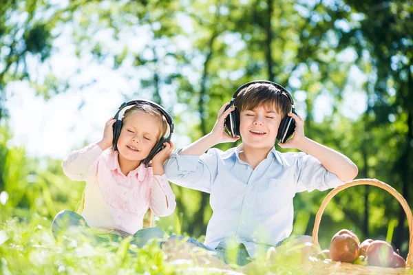 Lapset nauttivat musiikista — kuvapankkivalokuva