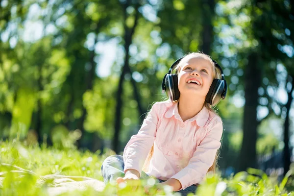 Enfant relaxant dans le parc — Photo