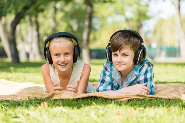 Anak-anak memakai headphone — Stok Foto