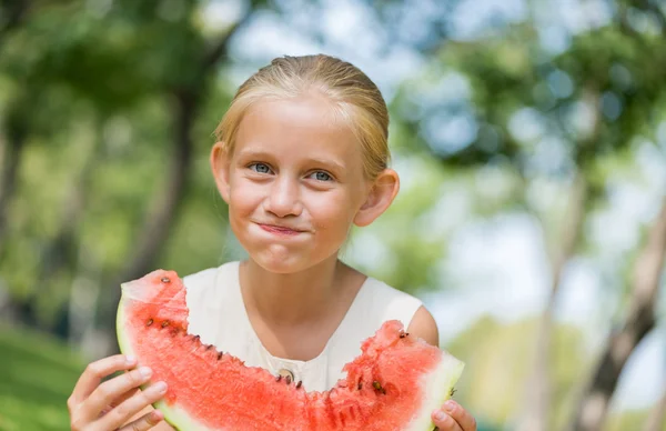 Ragazzo con fetta di anguria — Foto Stock