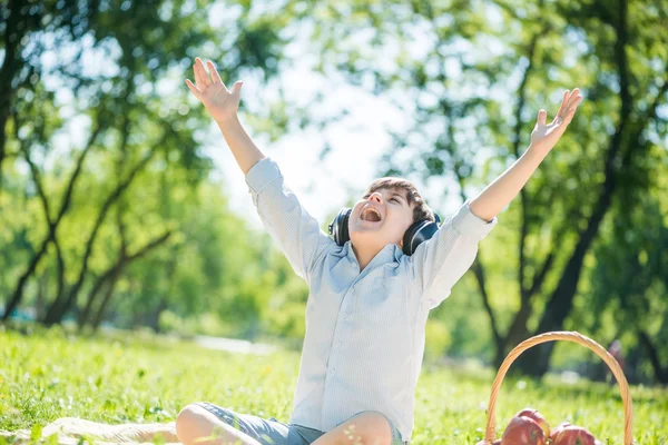 Niño disfrutando de la música — Foto de Stock