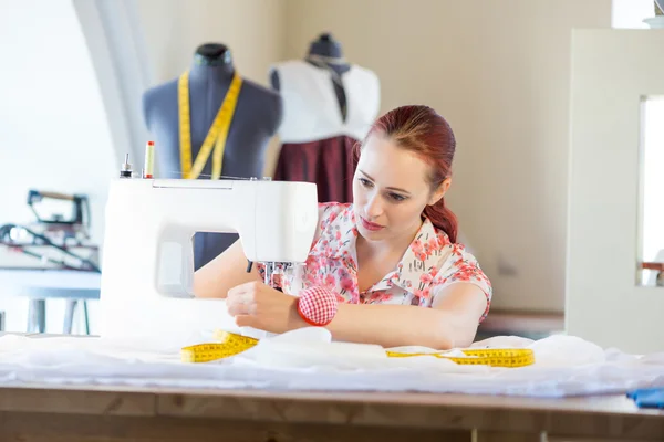 Seamstress at work — Stock Photo, Image